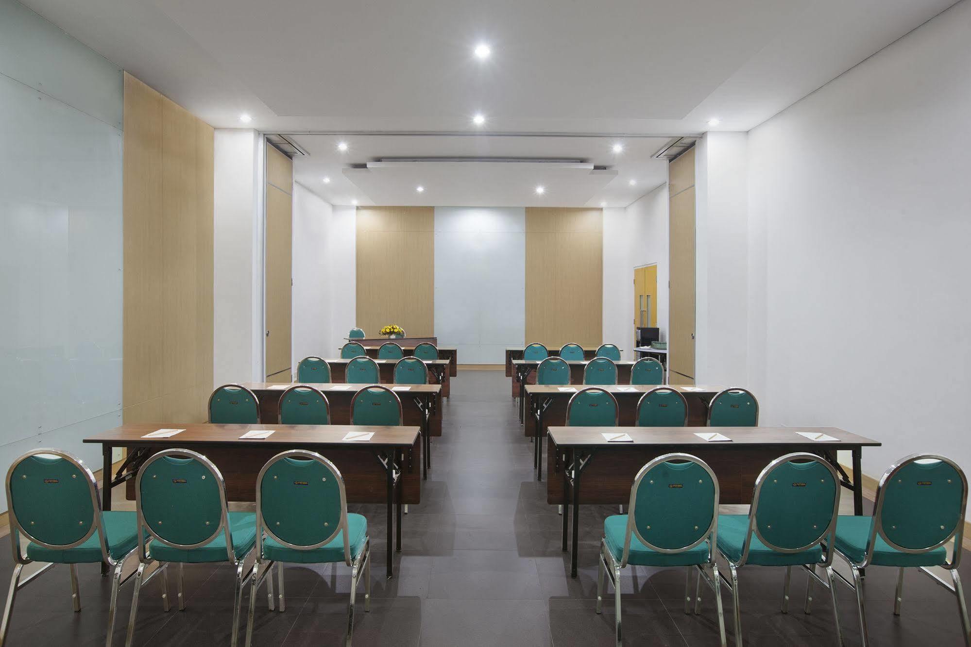 Zest Yogyakarta By Swiss-Belhotel International Exterior photo